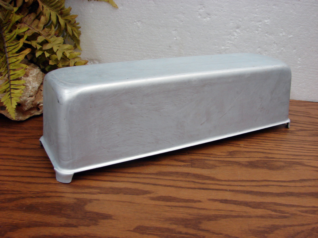 Wilton #512-1208 Aluminum Long Rectangular Cake Pan w/ Cooling Feet 16x5x4" - Image 2