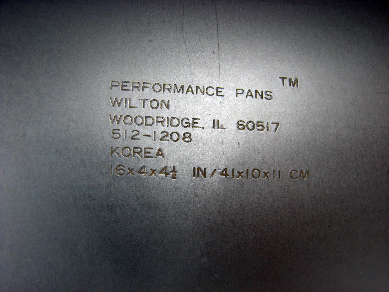 Wilton #512-1208 Aluminum Long Rectangular Cake Pan w/ Cooling Feet 16x5x4" - Image 3