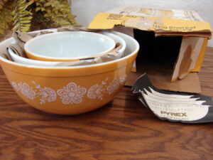 Brand New Vintage Pyrex Butterfly Gold Set/3 Mixing Bowl Set in Original Box