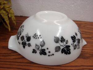 Vintage PYREX Gooseberry Black and White #443 Cinderella Nesting Mixing Bowl