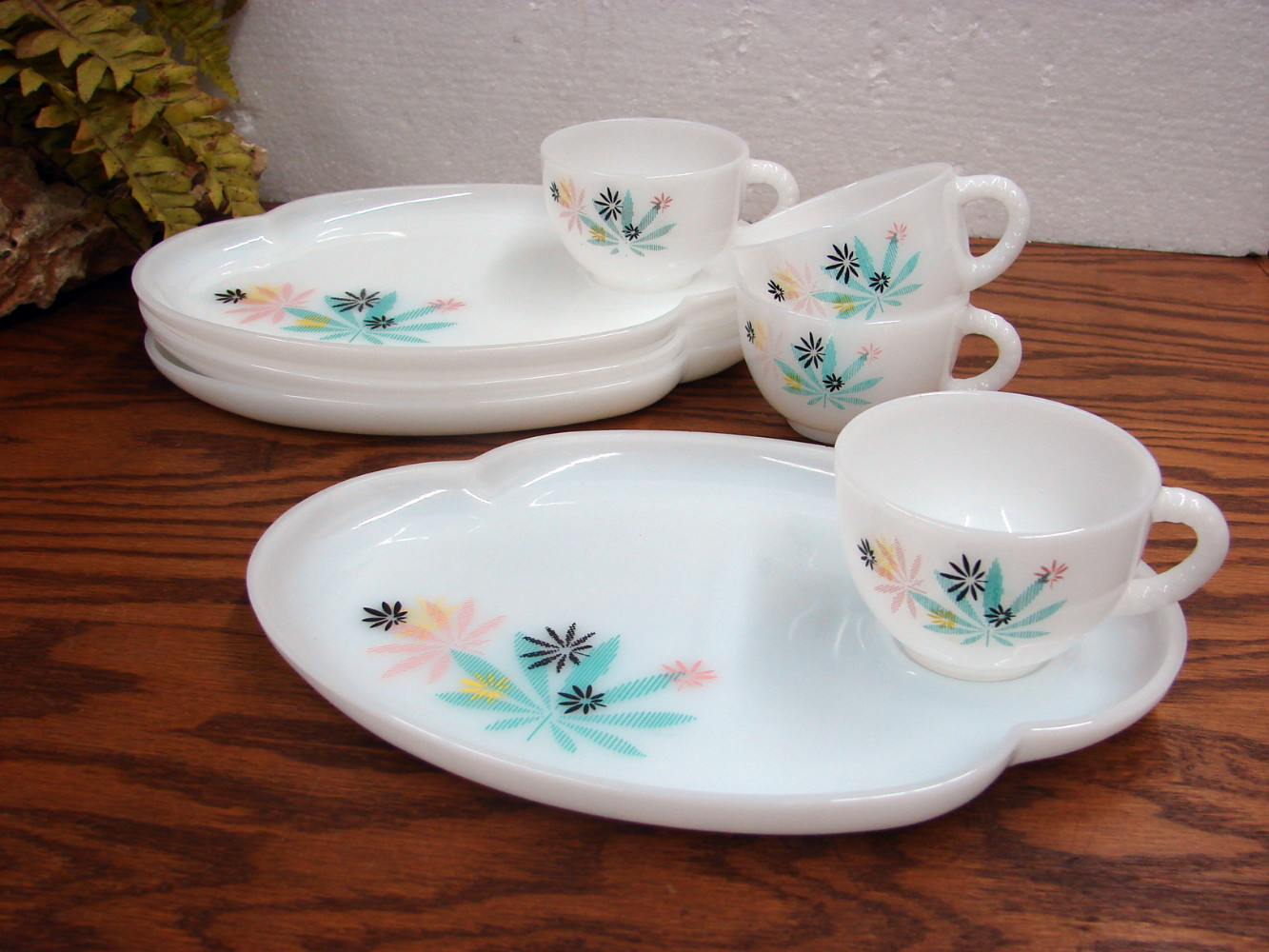 Vintage Federal Glass Milk Glass Atomic Flower 8 Pc Snack Set One Cup Chipped