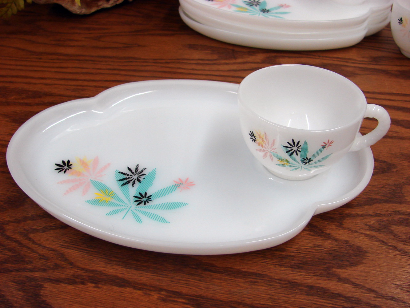 Vintage Federal Glass Milk Glass Atomic Flower 8 Pc Snack Set One Cup Chipped - Image 2