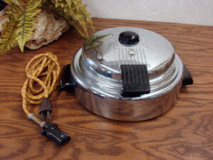 Vintage Electric Art Deco Waffle Iron Baker Knapp Monarch Bakelite Accents #29-501