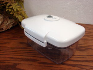 FoodSaver Vacuum Seal Container 1 1/2 Quart Rectangular with Latches