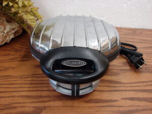 Used VillaWare Model 2007 UNO Boat Waffler Waffle Maker Chrome Tested Working
