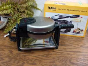 Like New Bella Kitchen Rotating Belgian Waffle Maker Iron S-662 Original Box