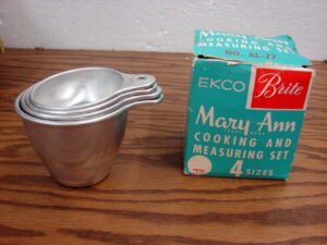 Set/4 Vintage Ekco Bright Mary Ann Aluminum Tab Handle Measuring Cups in Original Box