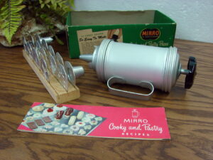 Complete Vintage Mirro #358 Spritz Cookie Cooky Press Black Accents Side Handle Box w/ Recipe Book