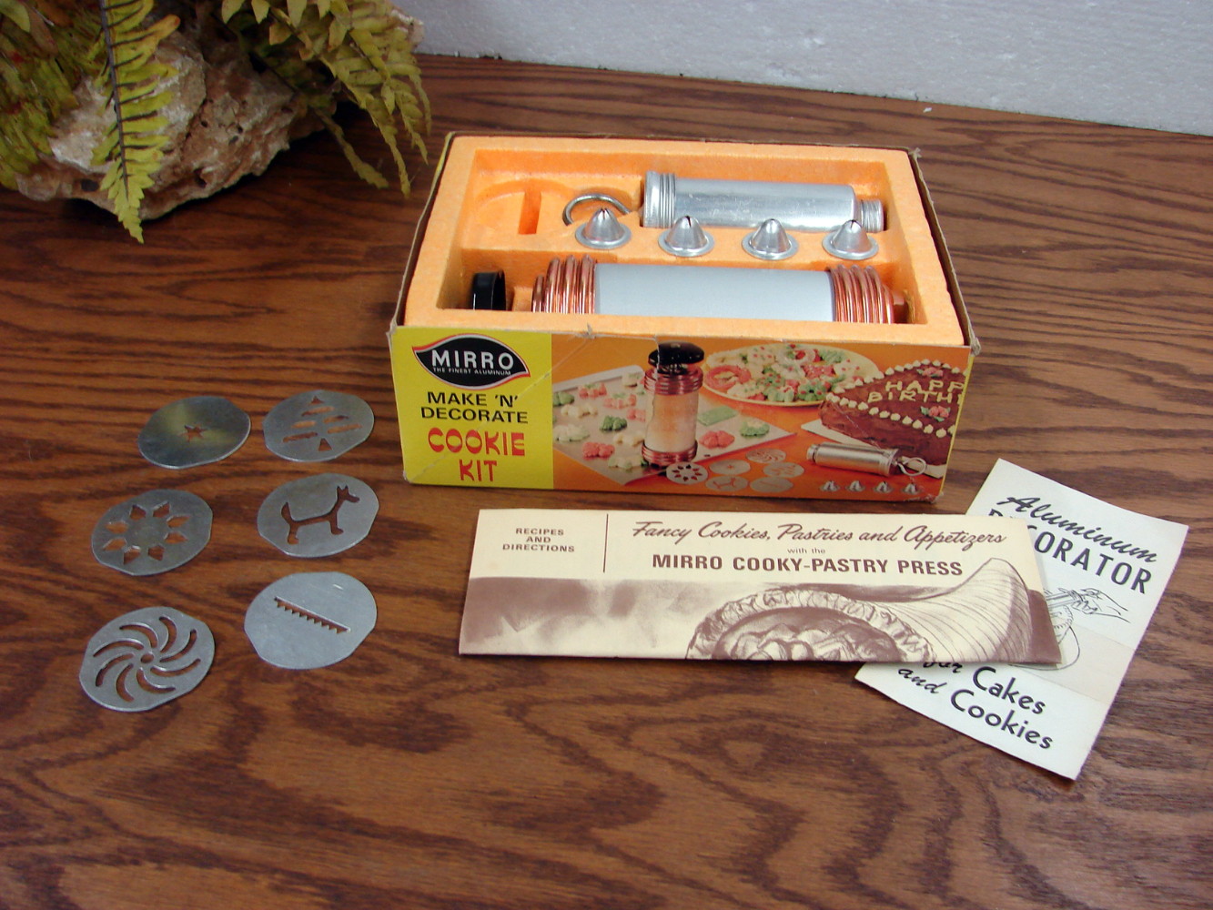 Complete Vintage Mirro #0355-22 Spritz Cookie Press & Decorating Set in Original Box