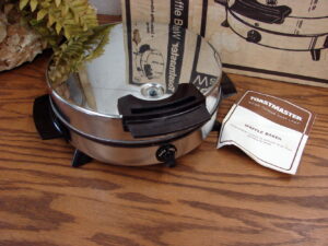 Vintage Non Stick Toastmaster Electric Waffle Maker Chrome Round Art Deco #252 w/ Box