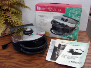 Like New VillaWare Professional #3100 Electric Heart Waffler Waffle-Tone Tested Box