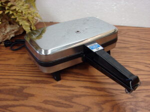 Like New Electric Vitantonio Krumkake Baker Authentic Waffle Cookie Iron Pizzelle #350