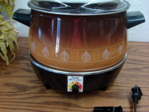 Vintage West Bend Familie Slo-Cooker Slow Cooker Brown Fade Leaf Pot w/ Glass Lid