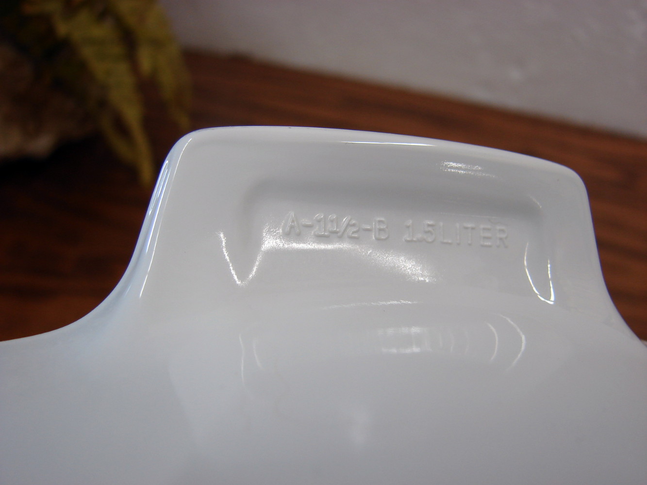 Vintage Corning Ware All White Casserole 1 1/2 Liter w/ PYREX Lid - Image 2