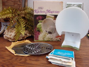 Vintage Popeils Kitchen Magician Food Vegetable Cutter Slicer Shredder Julienne Box 2 Blades