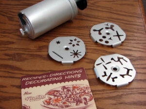 Vintage Mirro Aluminum Dial-A-Cookie Press Mold Gun Spritz Christmas Cookies Black Accents