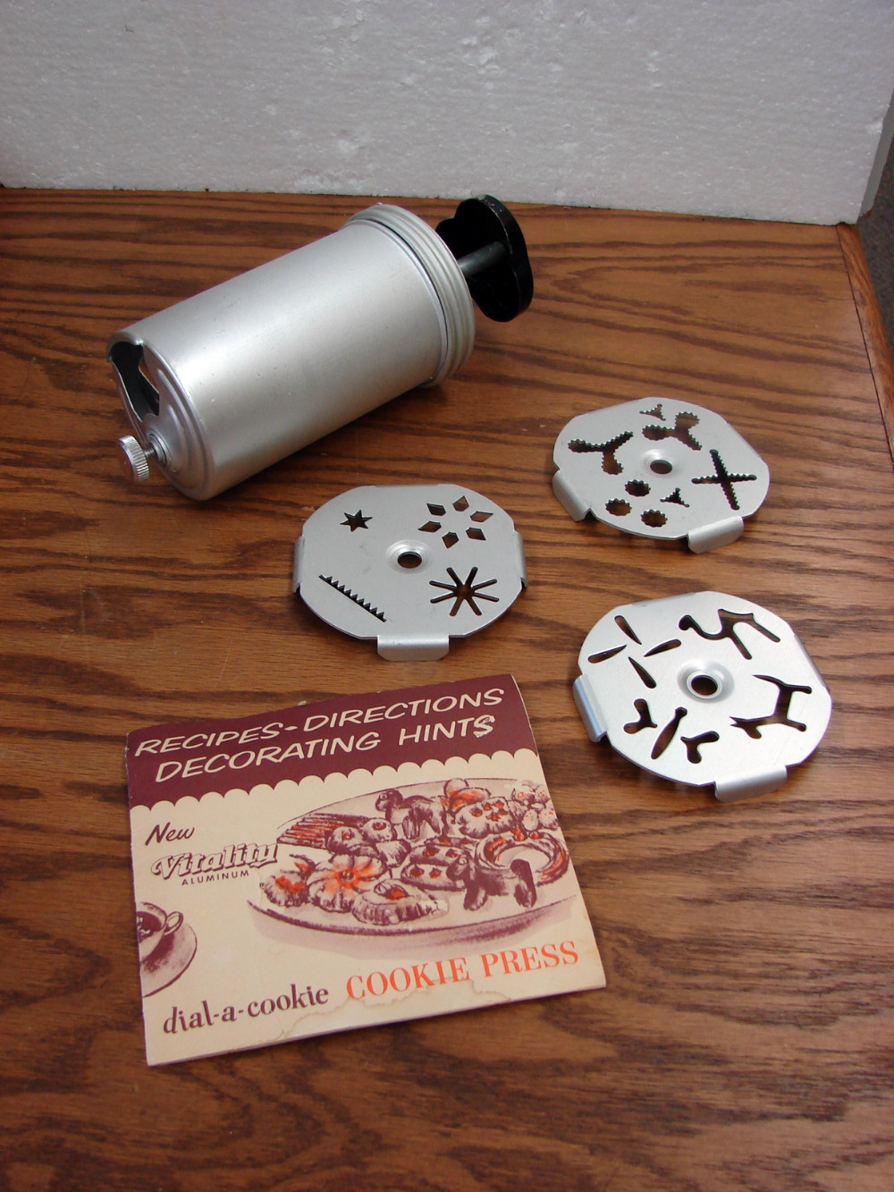 Vintage Mirro Aluminum Dial-A-Cookie Press Mold Gun Spritz Christmas Cookies Black Accents