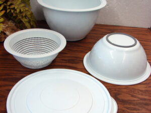Pampered Chef 4 pc Sieve Colander Nesting Bowl Set Grip Bottoms