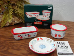 3 pc Brand New Pfaltzgraff Taffy Candy Hats Mittens Childs Bake Set in Box