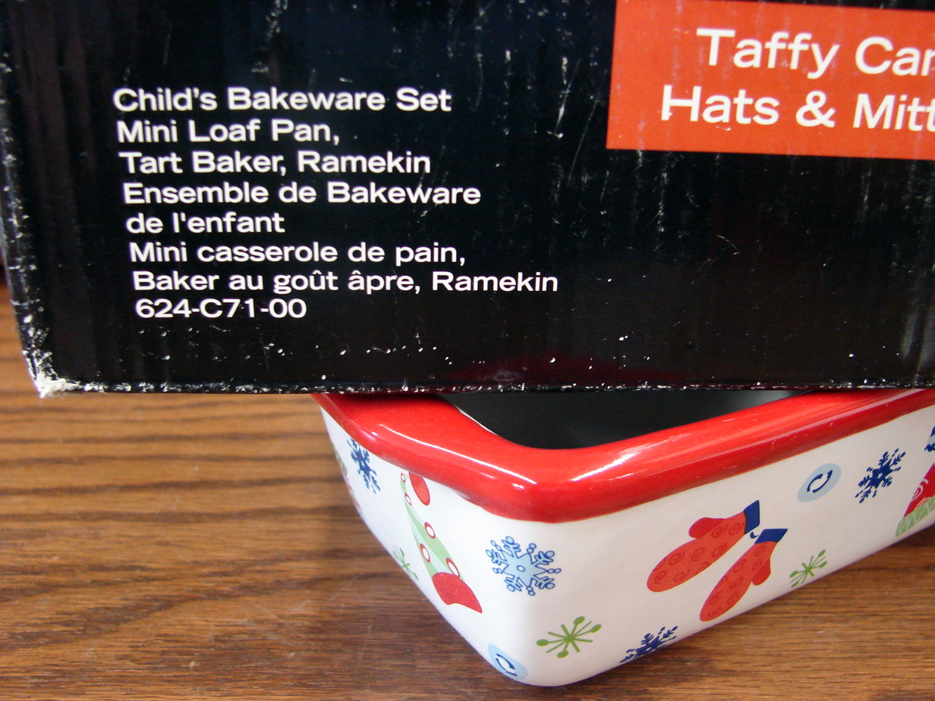 3 pc Brand New Pfaltzgraff Taffy Candy Hats Mittens Childs Bake Set in Box - Image 2