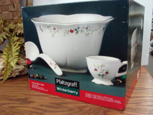 8 pc Brand New Pfaltzgraff Winterberry Punch Bowl Set in Box Bowl 6 Cups Ladle