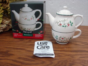 Brand New Pfaltzgraff Winterberry Tea For One Teapot and Cup in Box