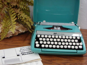 Vintage Smith Corona Corsair Deluxe Manual Typewriter Aqua Turquoise Blue w/ Manual Case
