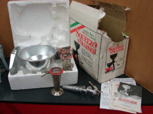 Vintage The Original All Metal Squeezo II Strainer Juicer Garden Way Hand Crank