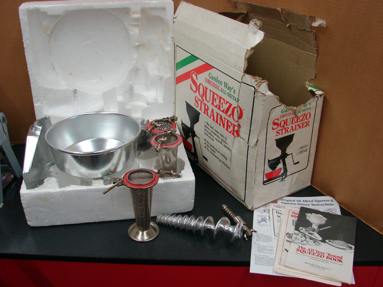 Vintage The Original All Metal Squeezo II Strainer Juicer Garden Way Hand Crank