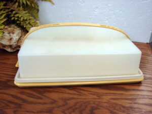 Tupperware Rectangular Sheet Cake Keeper #622 Storage Container Harvest Gold w/ Lid and Handle