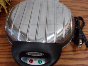 Used VillaWare Model 2004 UNO Classic Round Waffler Waffle Maker Chrome Tested Working