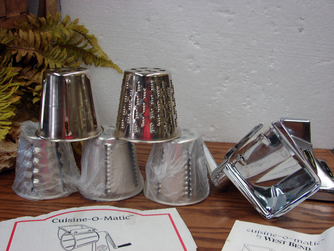 Like New West Bend Vintage Manual Food Processor Cuisine-O-Matic 5 Shredding Cones - Image 3