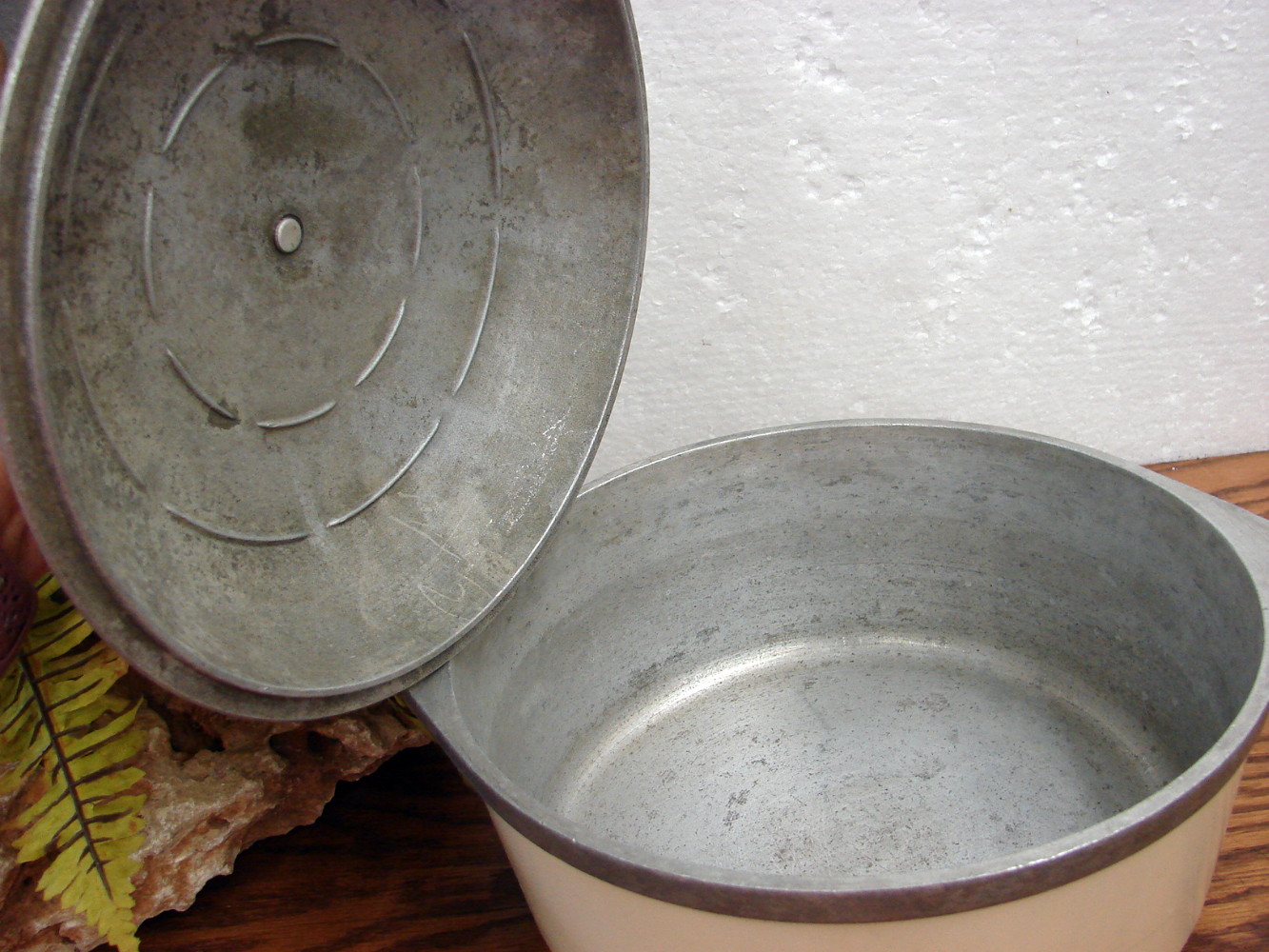 Vintage Club Aluminum Tan Pale Yellow Dutch Oven 6 Quarts - Image 2