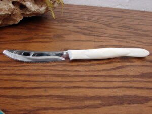Like New Cutco 1759 Serrated Steak Table Knife Pearl White Handle