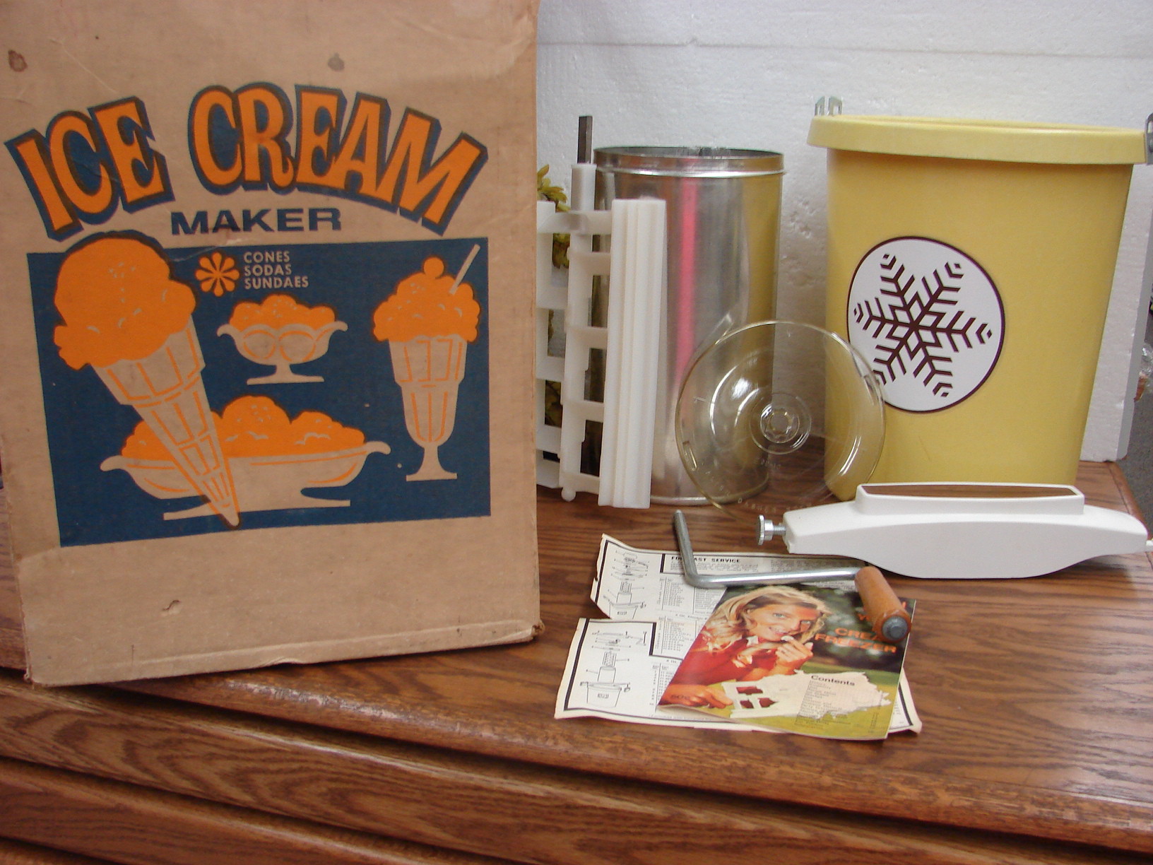 Vintage JE Porter 6 Quart Hand Crank Ice Cream Maker Complete w/ Original Box Paperwork - Image 3