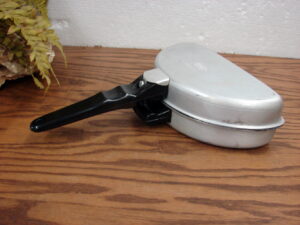 Vintage Mirro Non Stick Hinged Omelet Pan M-1134-55 Aluminum