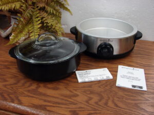 Like New Pampered Chef Rockcrok Slow Cooker Stand and 2.5 Qt Crock Everyday Pan w/ Glass Lid