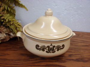 Vintage Pfaltzgraff Village Dinnerware Covered Casserole Serving Dish #315 as is