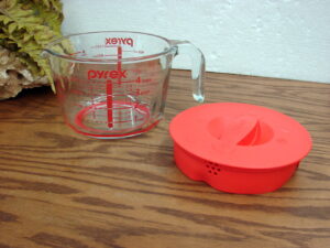 Pyrex 4 Cup Measuring Cup with Lid and Non Slip Bottom Red Lettering