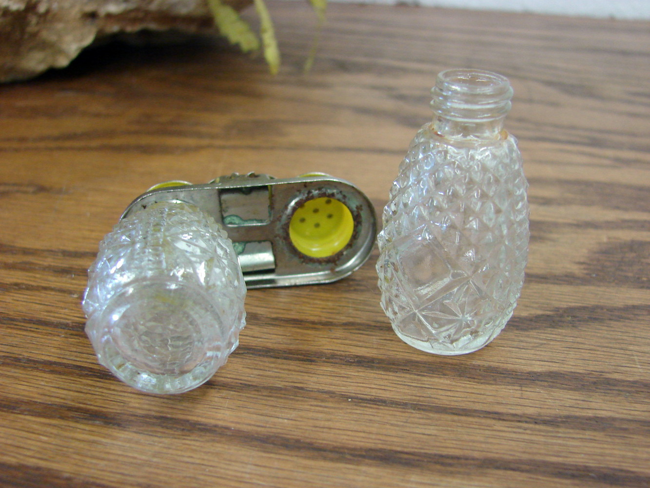 Vintage Pressed Pattern Glass Travel Salt Pepper Shakers w/ Spring Loaded Lids Yellow Tops - Image 2