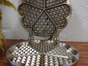Vintage Electric Vitantonio Five of Hearts Danish Waffler Waffle Iron Tested NOT nonstick