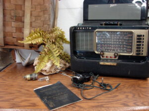 Vintage 1950's L600 Zenith Trans-Oceanic Super DeLuxe Tube Radio w/ Headphones Guide