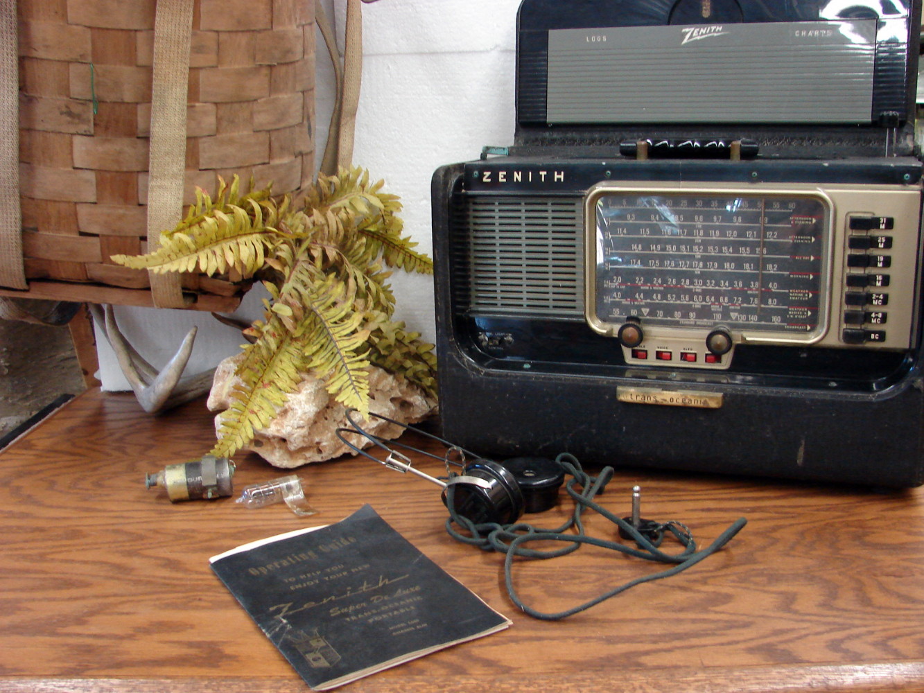 Vintage 1950's L600 Zenith Trans-Oceanic Super DeLuxe Tube Radio w/ Headphones Guide