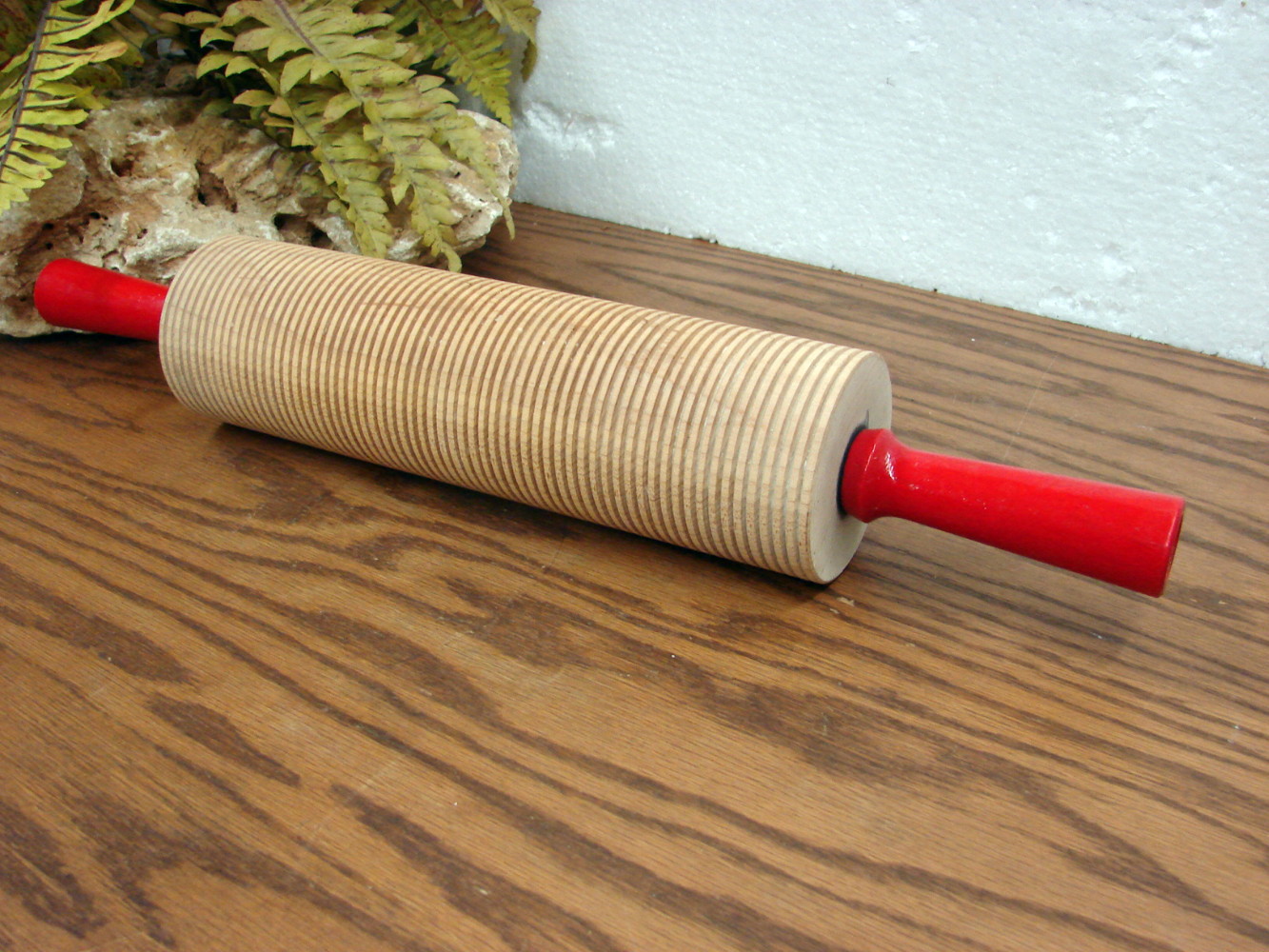 Like New Bethany Housewares Hard Maple Corrugated 10" Rolling Pin Red Wood Handles