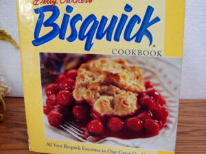 Betty Crocker's Bisquick CookBook Favorite Recipes Hard Cover 302 Pages