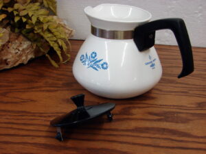 Vintage P-104 Corning Ware Blue Cornflower Teapot Plastic Lid Coffee Tea Server Carafe 6 Cup