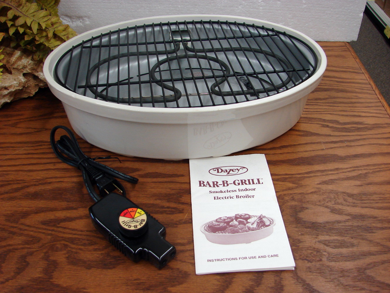 Brand New Daizey #91890 Stoneware Bar-B-Grill Smokeless Indoor Electric Broiler