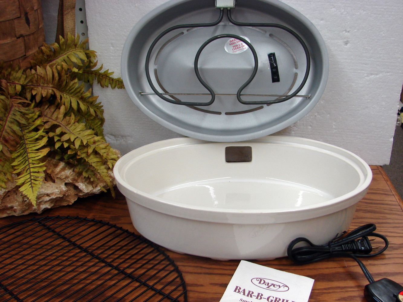 Brand New Daizey #91890 Stoneware Bar-B-Grill Smokeless Indoor Electric Broiler - Image 2