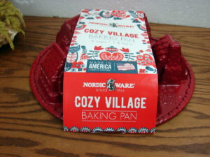 Brand New Nordic Ware Cozy Village 6 Pc Miniature Houses Heavy Cast Aluminum Pan