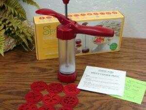 Nordic Ware Spritz Cooke Press Gun Plastic Like New in Box 12 Unique Shapes